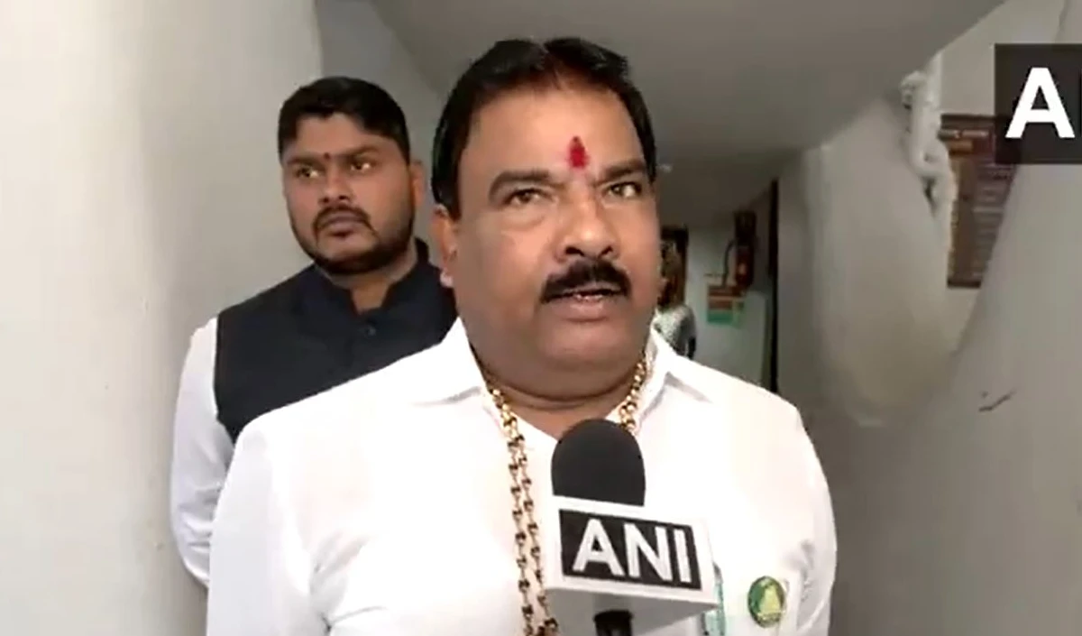 Shiv Sena MLA Sanjay Gaikwad ने कैंटीन संचालक को जमकर पीटा, कहा- घटिया खाना खिलाया,  दोबारा ऐसा किया तो…