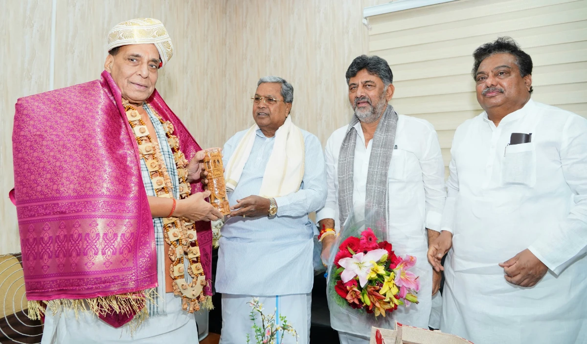 रक्षा मंत्री राजनाथ सिंह से मिले सिद्धारमैया और डीके शिवकुमार, जानें किन मुद्दों पर हुई बात