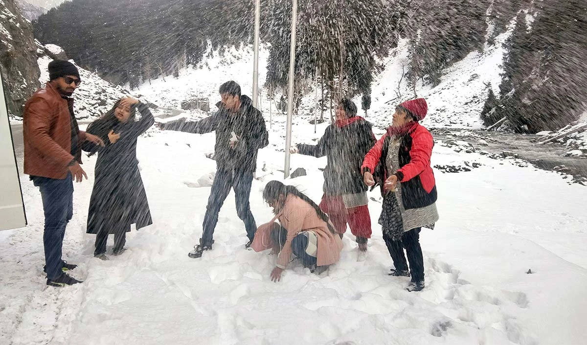 सोनमर्ग प्रकृति की गोद में बसा ऐसा पर्यटन स्थल है, जहाँ हर कदम पर बिखारा है सौंदर्य
