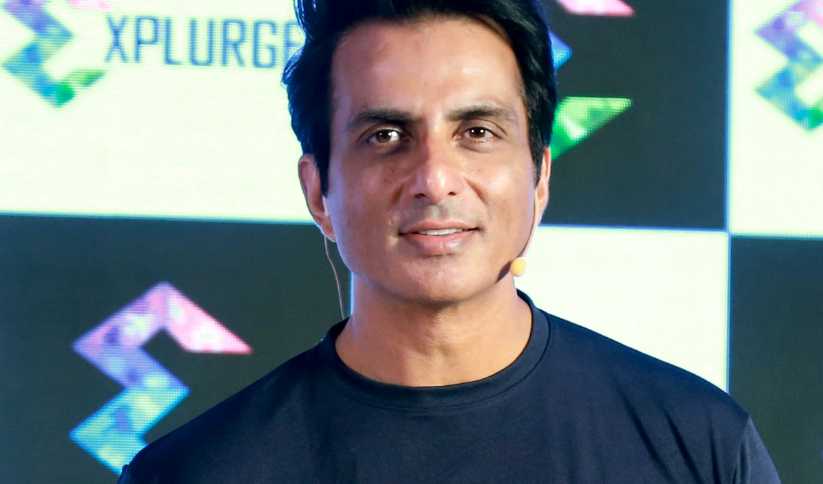 सावन के महीने में सोनू सूद ने घर पर नंगे हाथों से सांप को बचाया, वीडियो देख लोग बोले- ‘खतरों के खिलाड़ी’