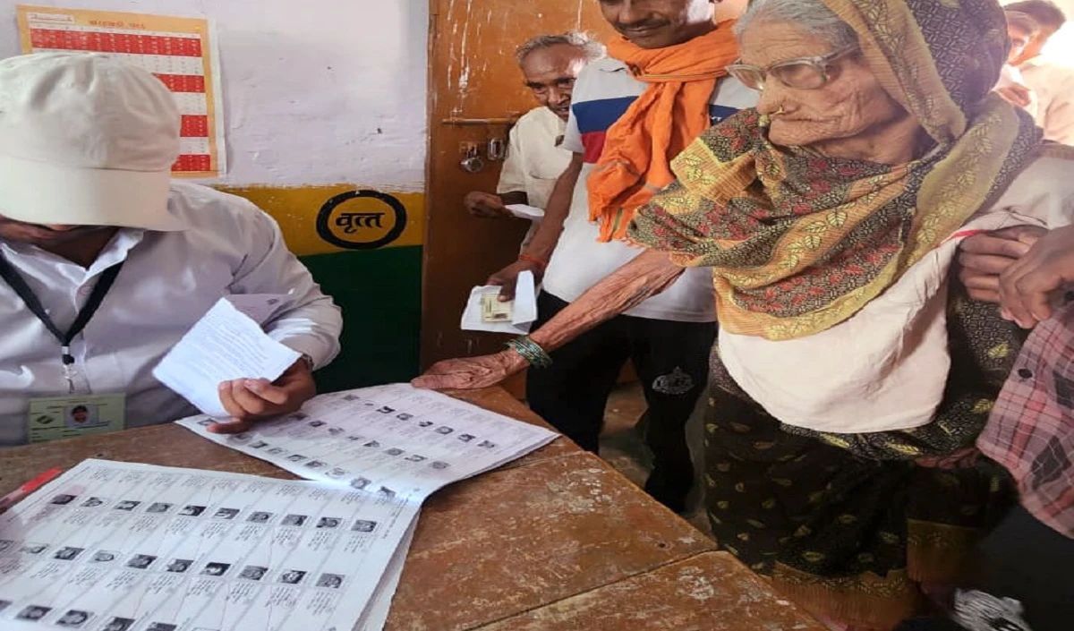 बिहार SIR केस: रोक लगाने से इनकार, सुप्रीम कोर्ट ने फिर कहा- आधार और वोटर ID को माना जाए वैध दस्तावेज
