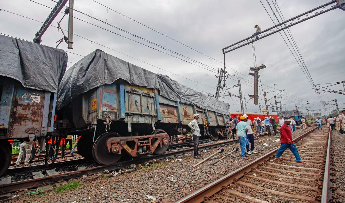 जर्मनी में ट्रेन के पटरी से उतरने से कम से कम तीन लोगों की मौत, कई अन्य घायल