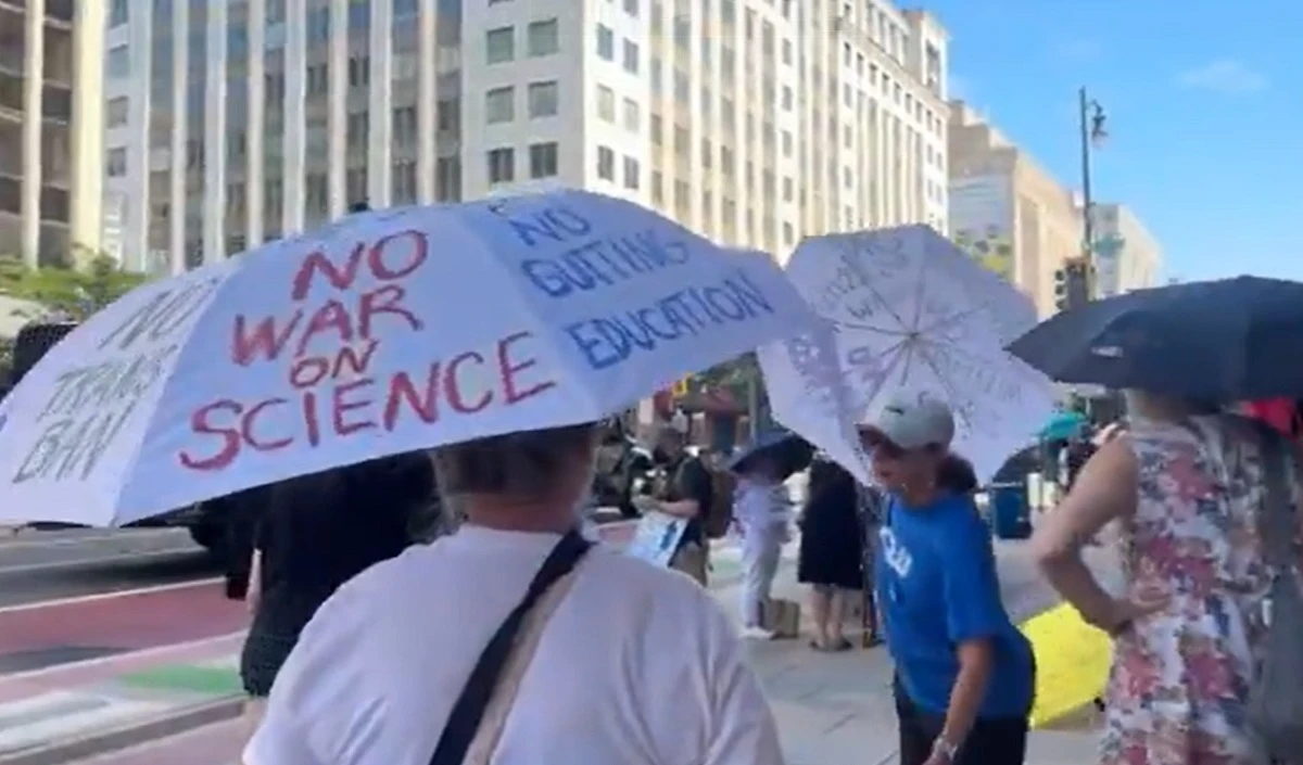 Donald Trump Good Trouble Protest: अपने ही देश में घिरे ट्रंप, 1600 जगहों पर तानाशाह बताते हुए सड़क पर उतरे अमेरिकी