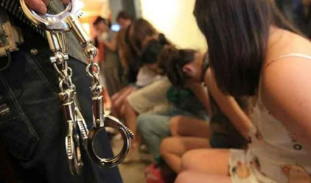 उप्र: एटा के होटल में छापेमारी के बाद चार जोड़े और प्रबंधक अवैध गतिविधियों के आरोप में गिरफ्तार