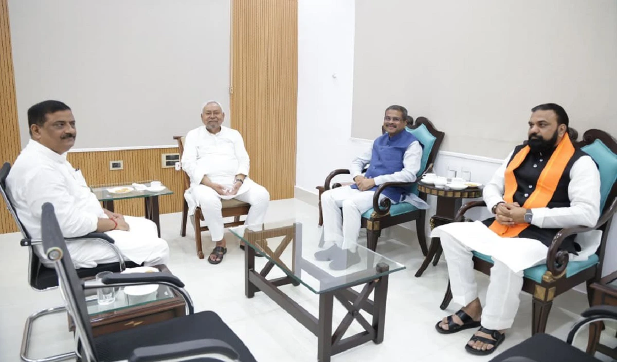बिहार चुनाव से पहले NDA में हलचल तेज, सीएम नीतीश से मिले धर्मेंद्र प्रधान, राहुल की यात्रा पर कसा तंज