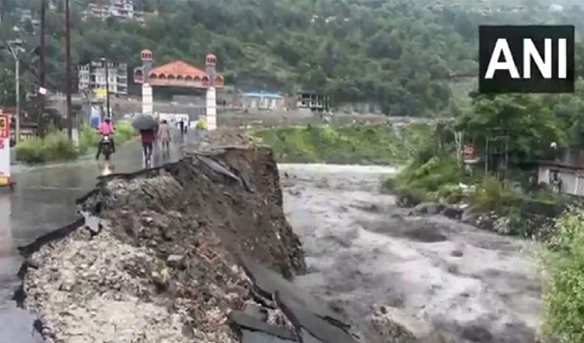 हिमाचल में जारी है बारिश का तांडव, कूल्लू में फटा बादल,  ब्यास नदी पर बने भूतनाथ पुल के पास सड़क क्षतिग्रस्त