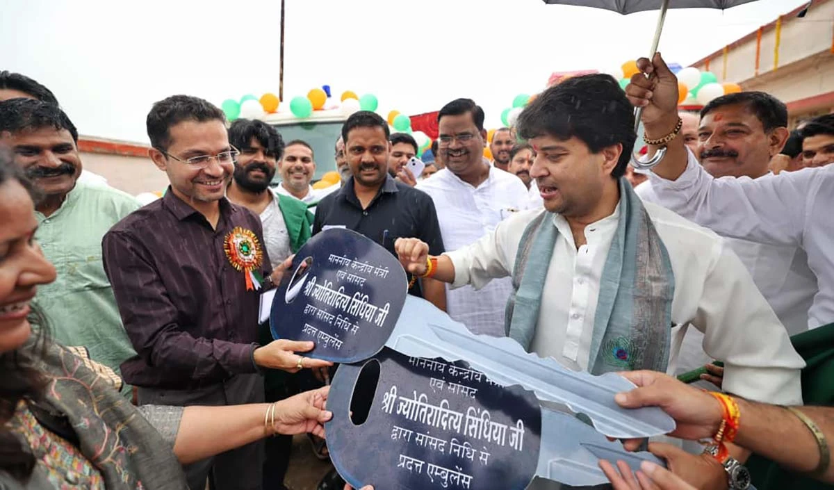 अशोकनगर और चंदेरी को सिंधिया की सौगात, स्वास्थ्य सेवाओं के लिए दो एंबुलेंस समर्पित