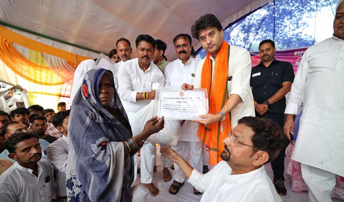 अशोकनगर के मुंगावली स्थित बाढ़ प्रभावित गाँवों में पहुँचे केंद्रीय मंत्री ज्योतिरादित्य सिंधिया