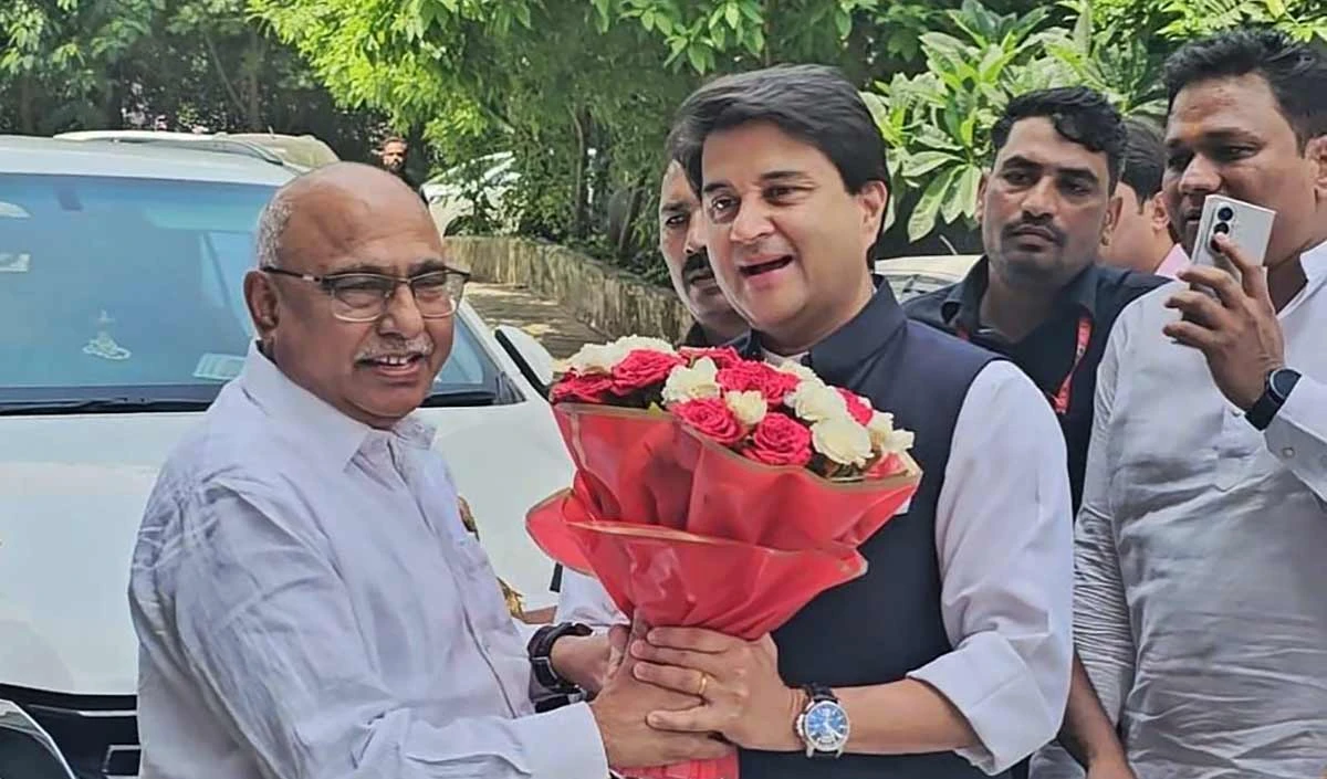 भोपाल दौरे पर सिंधिया, प्रदेशाध्यक्ष खंडेलवाल व संगठन महामंत्री हितानंद शर्मा से हुई संगठनात्मक चर्चा
