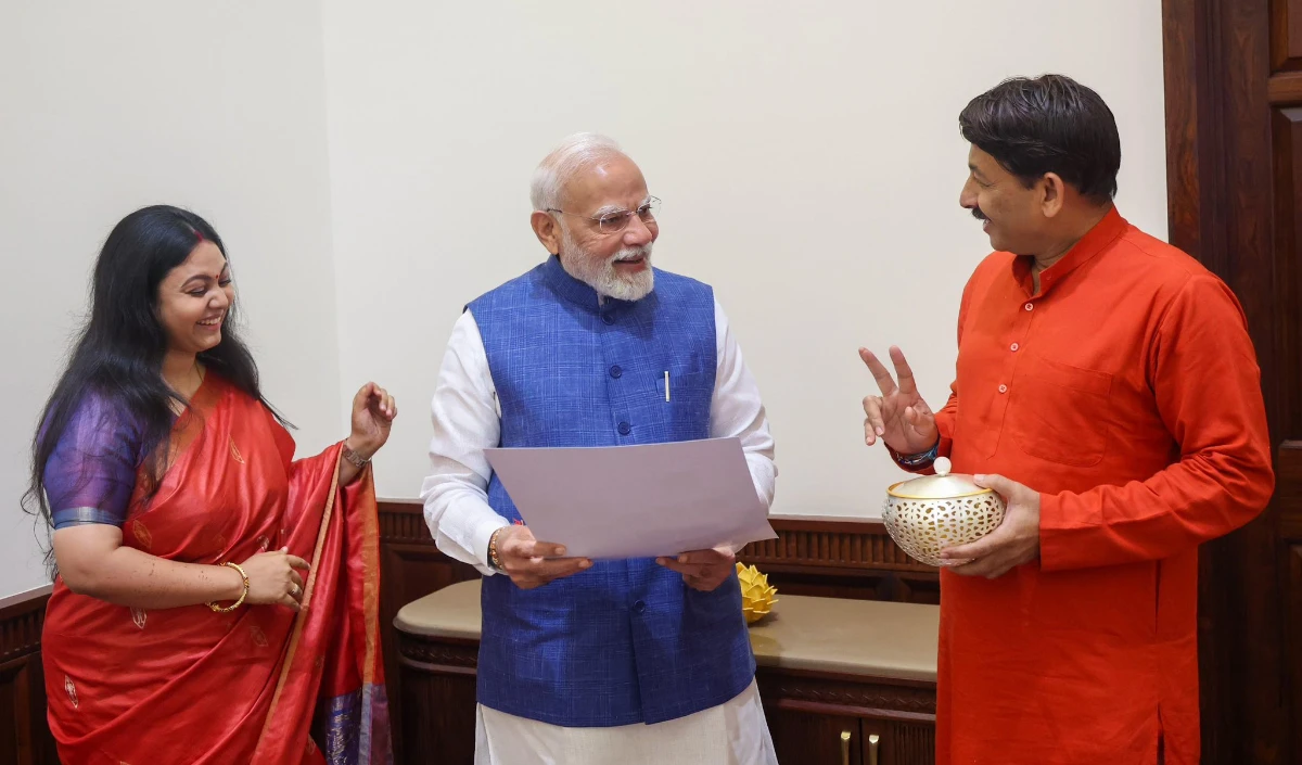 मनोज तिवारी ने नरेंद्र मोदी को भेंट किया बाबा बैद्यनाथ धाम का प्रसाद, जानें क्या रहा PM का रिएक्शन