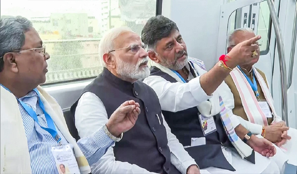 PM Modi ने बेंगलुरु की ‘येलो लाइन’ मेट्रो में सीएम Siddaramaiah और डिप्टी सीएम DK Shivakumar के साथ की सवारी