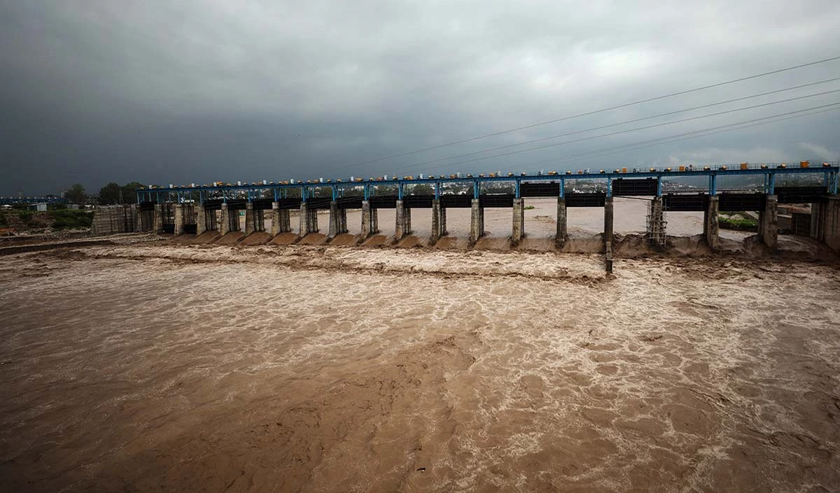 Jammu-Kashmir में लगातार बारिश से बिगड़े हालात, India ने Pakistan को बाढ़ के खतरे से किया सावधान