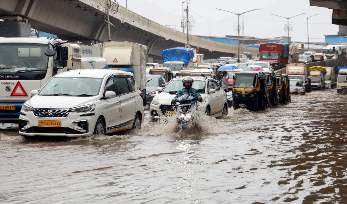 Maharashtra: कई इलाकों में रेड अलर्ट जारी, मुख्यमंत्री बोले- मुंबई में लगभग 300 मिमी हुई बारिश