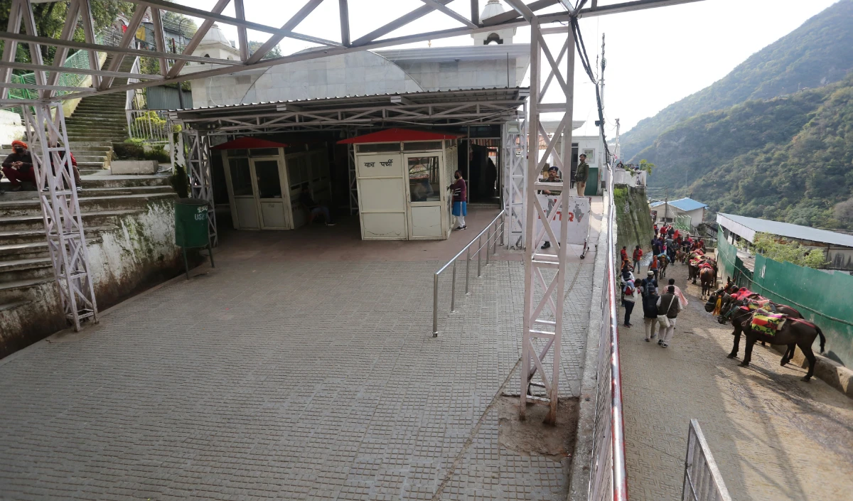 वैष्णो देवी यात्रा अस्थाई रूप से बंद, अर्ध कुंवारी में लैंडस्लाइड, कुछ लोगों के घायल होने की आशंका