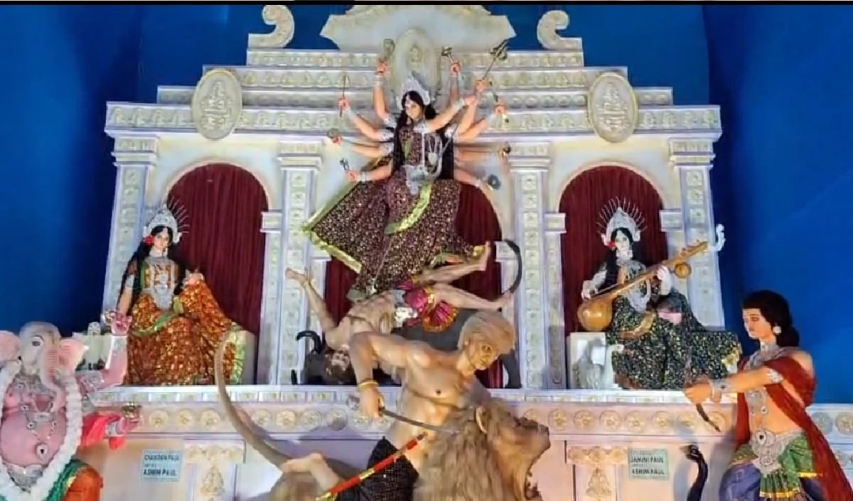 Bengal के बहरामपुर में दुर्गा पंडाल में महिषासुर को दिखाया गया Donald Trump, तस्वीरें हो रही हैं वायरल