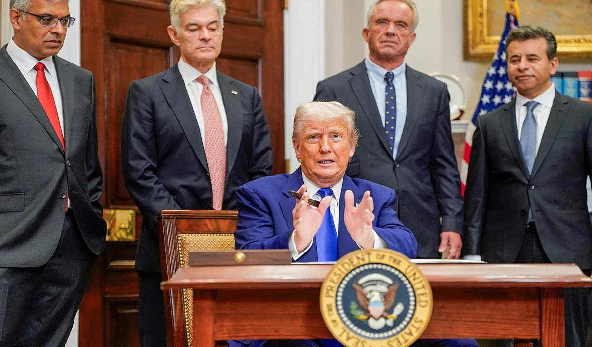 Prabhasakshi NewsRoom: सुबह उठते ही नया झटका देते हैं Trump, अब दवाओं पर लगाया 100% Tariff, भारत की दवा कंपनियों को होगा नुकसान