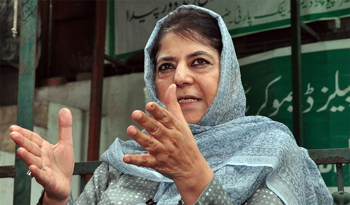 राजनीतिक ज़मीन खोने के बाद से कुछ भी बोलने लगी हैं Mehbooba Mufti, ताजा बयानबाज़ी से बढ़ सकता है विवाद