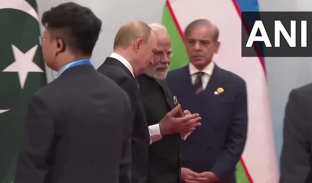 Shehbaz Sharif को नजरअंदाज करते हुए Modi-Putin आगे बढ़ रहे थे, Pak PM सावधान की मुद्रा में खड़े होकर सब देख रहे थे, Video Viral