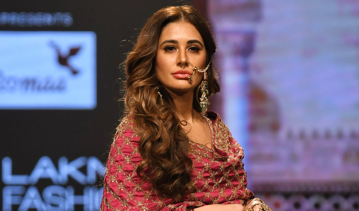 Bollywood Wrap Up | शादी के बाद पहली बार पति संग दिखीं Nargis Fakhri, रचाई थी सीक्रेट वेडिंग