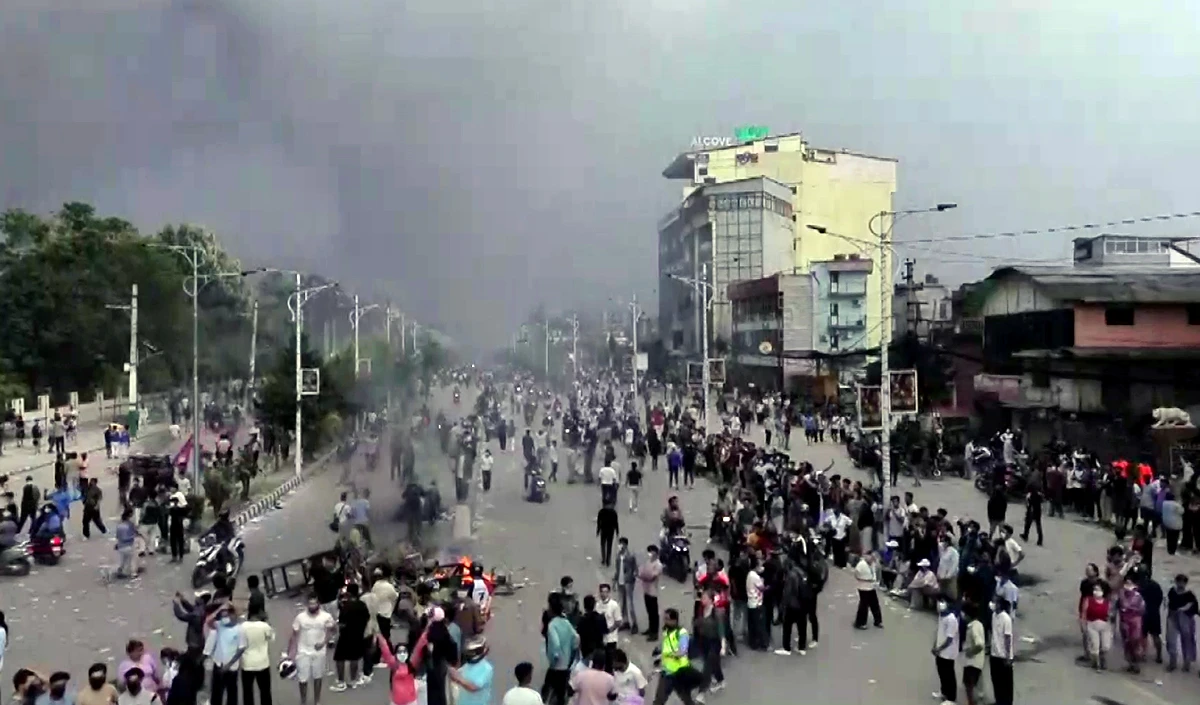 Nepal Army Announces Nationwide Curfew | ओली के इस्तीफे के बाद नेपाल में सेना ने संभाली कमान, कर्फ्यू के बीच लूटपाट-हिंसा पर कड़ी कार्रवाई की चेतावनी