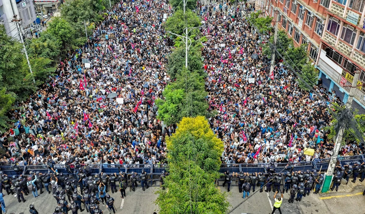 Nepal Gen Z protest: हिंसा के बीच सड़कों पर उतरी सेना, देखते ही गोली मारने के आदेश जारी, अब तक 9 लोगों की मौत