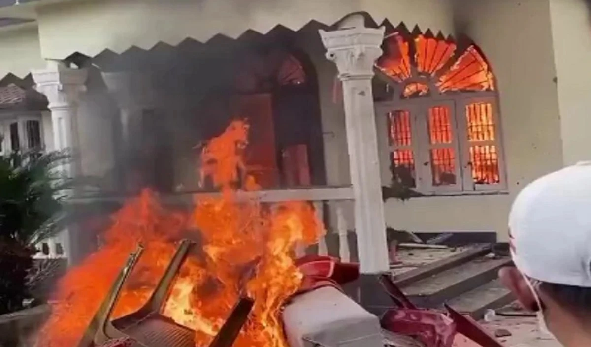 जिंदा हैं नेपाल के पूर्व पीएम खनाल की पत्‍नी, प्रदर्शनकारियों ने बुरी तरह पीटकर घर में लगाई थी आग