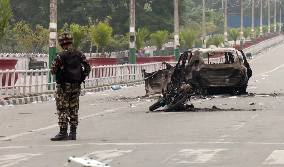 Nepal protests: अब PM को लेकर आपस में ही भिड़े Gen Z प्रदर्शनकारी,  सेना परिसर के बाहर हुई तीखी झड़प