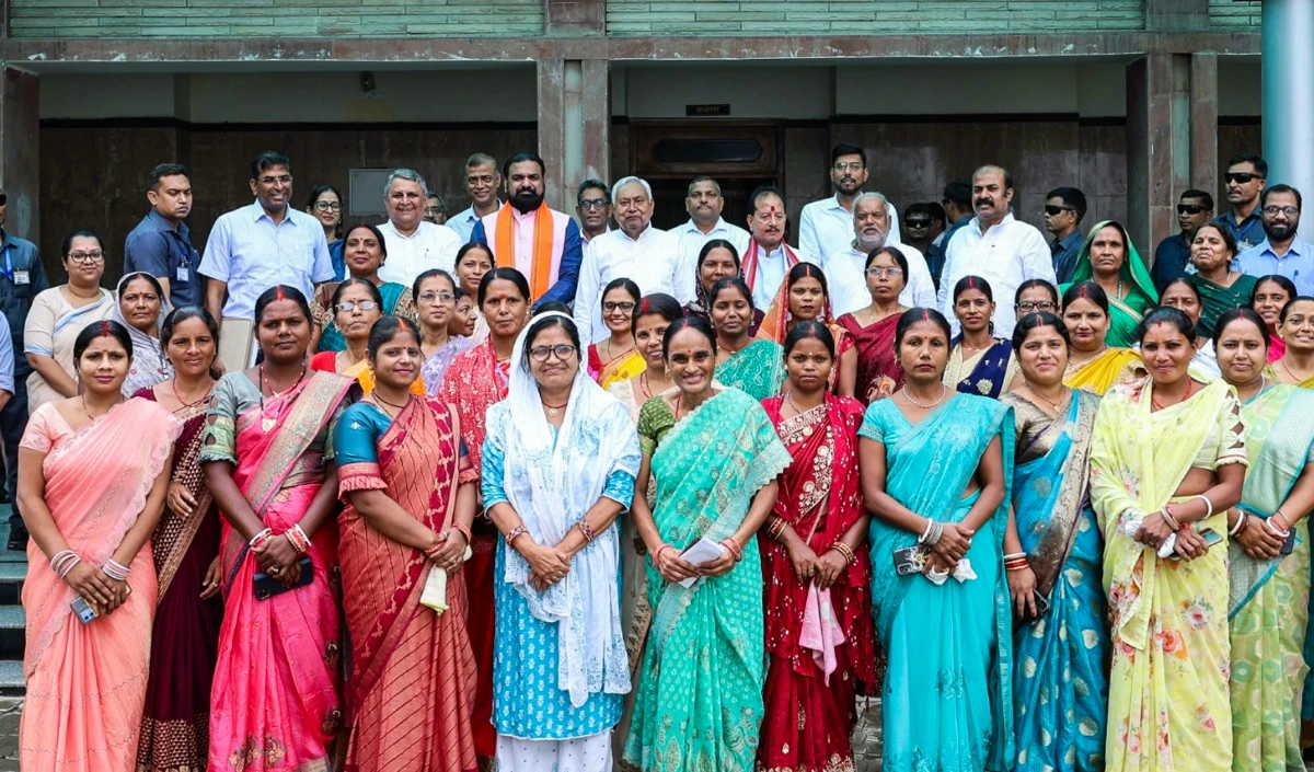 बिहार चुनाव में महिला वोटर होंगी असली ‘गेमचेंजर’, नीतीश के दांव से बदलेगी तस्वीर?