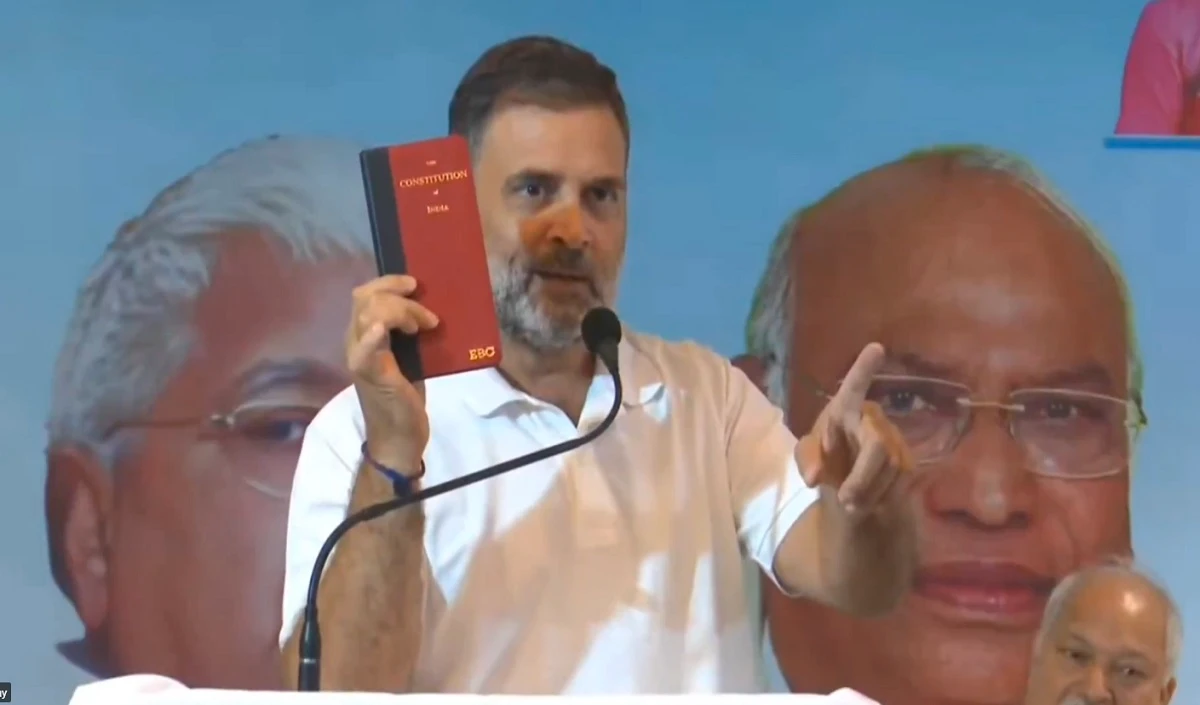 हाथों में संविधान, जुबान पर हाइड्रोजन बम की बात, पटना में वोट चोरी को लेकर अब क्या बोले राहुल गांधी?