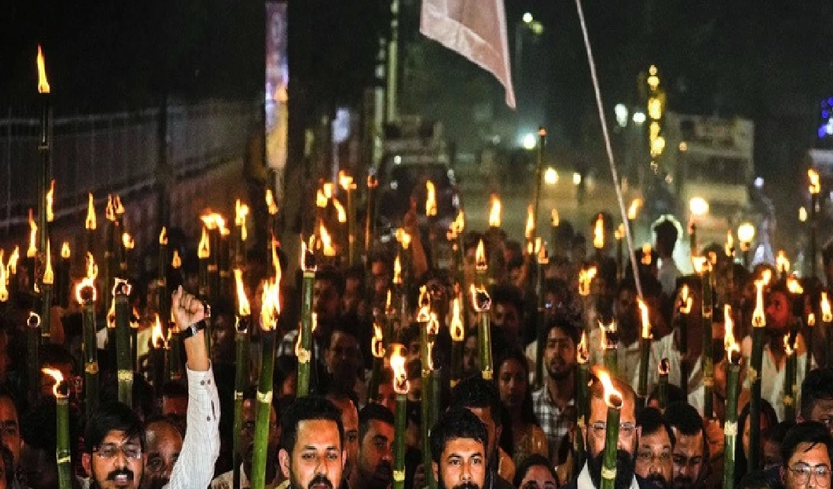 सैकड़ों छात्रों ने मशाल लेकर सड़कों पर क्यों किया विरोध, असम में अचानक क्या हुआ