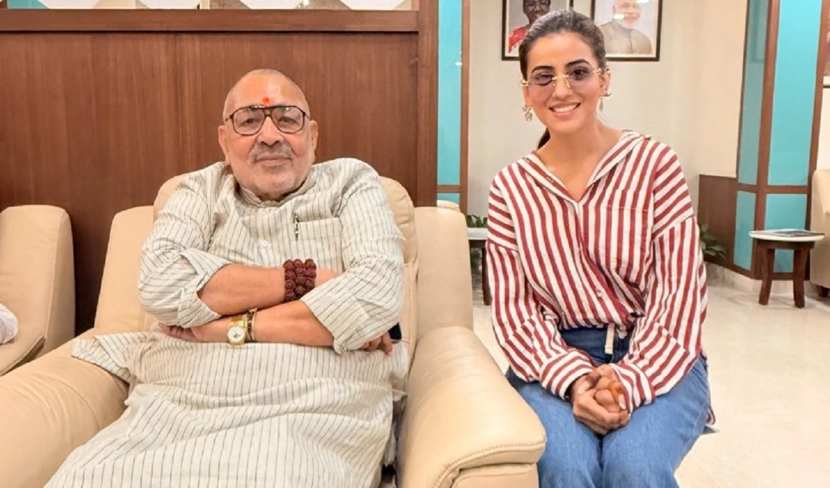 पवन सिंह के बाद अब अक्षरा सिंह! गिरिराज से मुलाकात के बाद बिहार में सियासी हलचल तेज