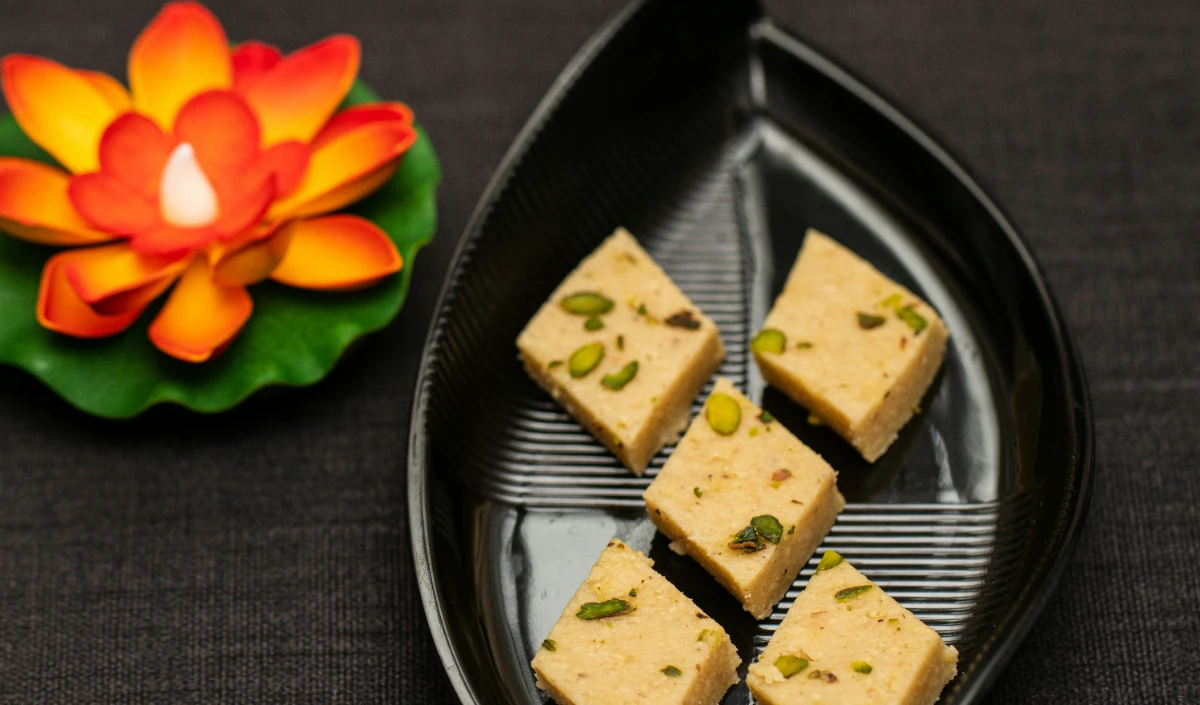 Diwali 2025: इस दिवाली मनाएं सेहत भरी खुशियां! हेल्थ एक्सपर्ट ने बताए मिठाइयों के हेल्दी विकल्प