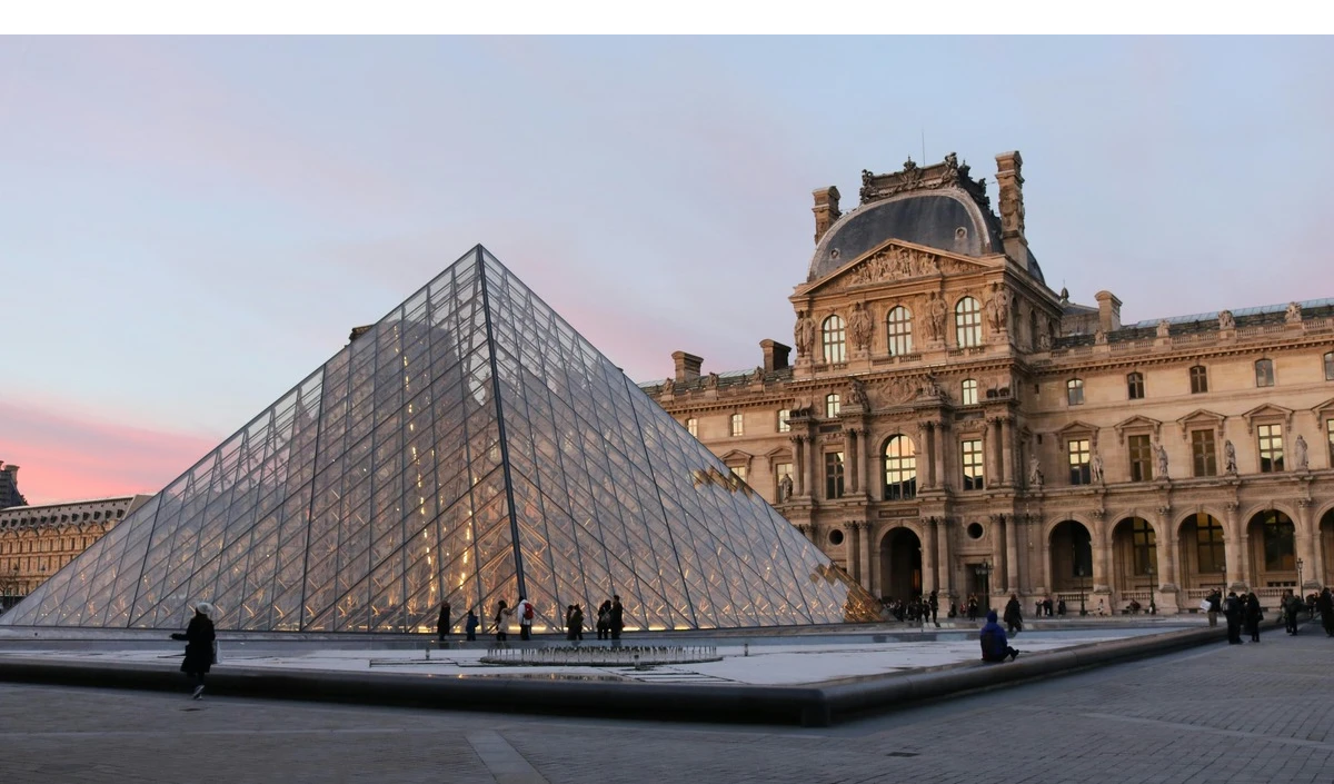 Louvre Museum में दिनदहाड़े चोरी: 7 मिनट में शाही गहने गायब, सुरक्षा पर उठे सवाल