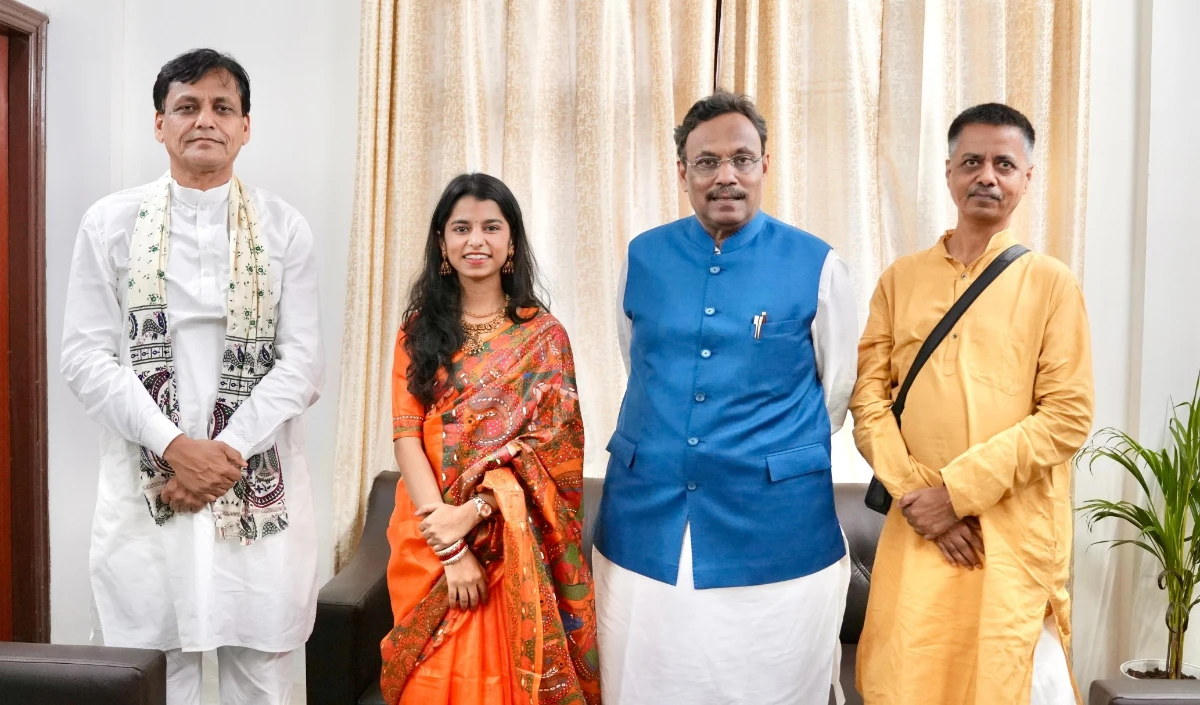 बिहार चुनाव में बीजेपी का चेहरा बनेंगी मैथिली ठाकुर? तावड़े-राय से मुलाकात ने बढ़ाई हलचल