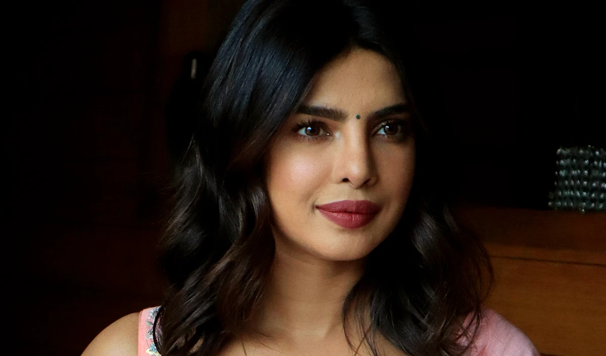 Bollywood Wrap Up | मांग में सिंदूर और सिर पर आंचल, Priyanka Chopraने लूटी लाइमलाइट, दुर्गा पूजा पंडाल में पहुंची एक्ट्रेस