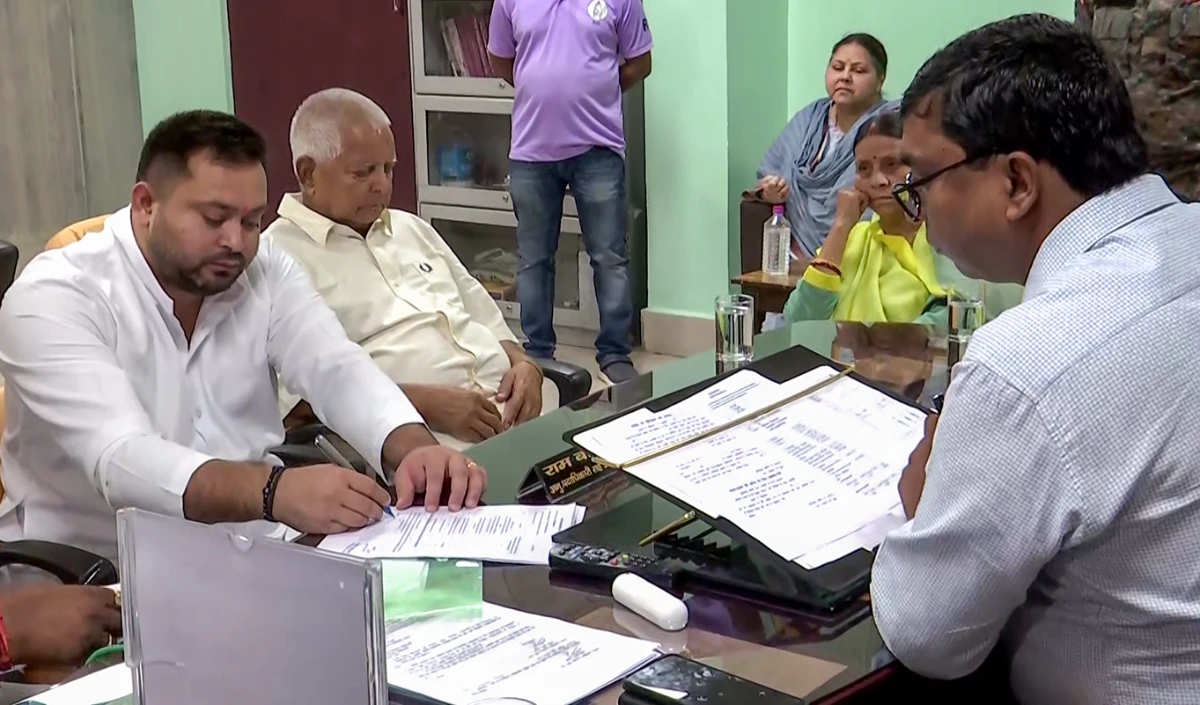 तेजस्वी यादव का राघोपुर से नामांकन, लालू-राबड़ी भी रहे मौजूद, कहा- सरकार बनाकर बिहार को समृद्ध बनाएंगे