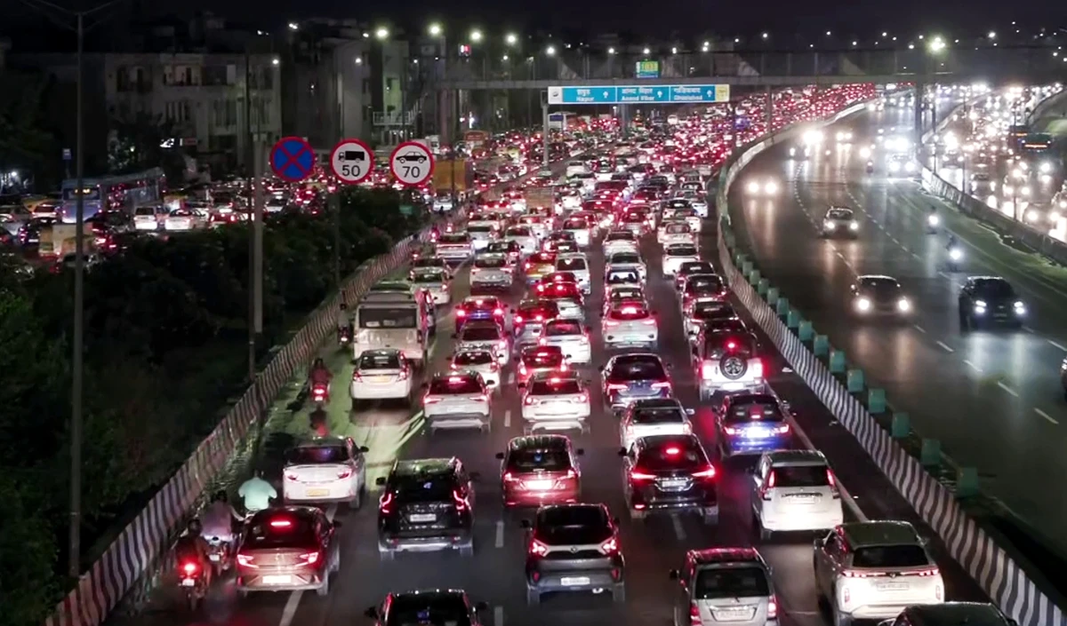 धनतेरस पर दिल्ली-एनसीआर में ट्रैफिक का महाजाम, घंटों फंसे लोग बेहाल, सड़कें पैक