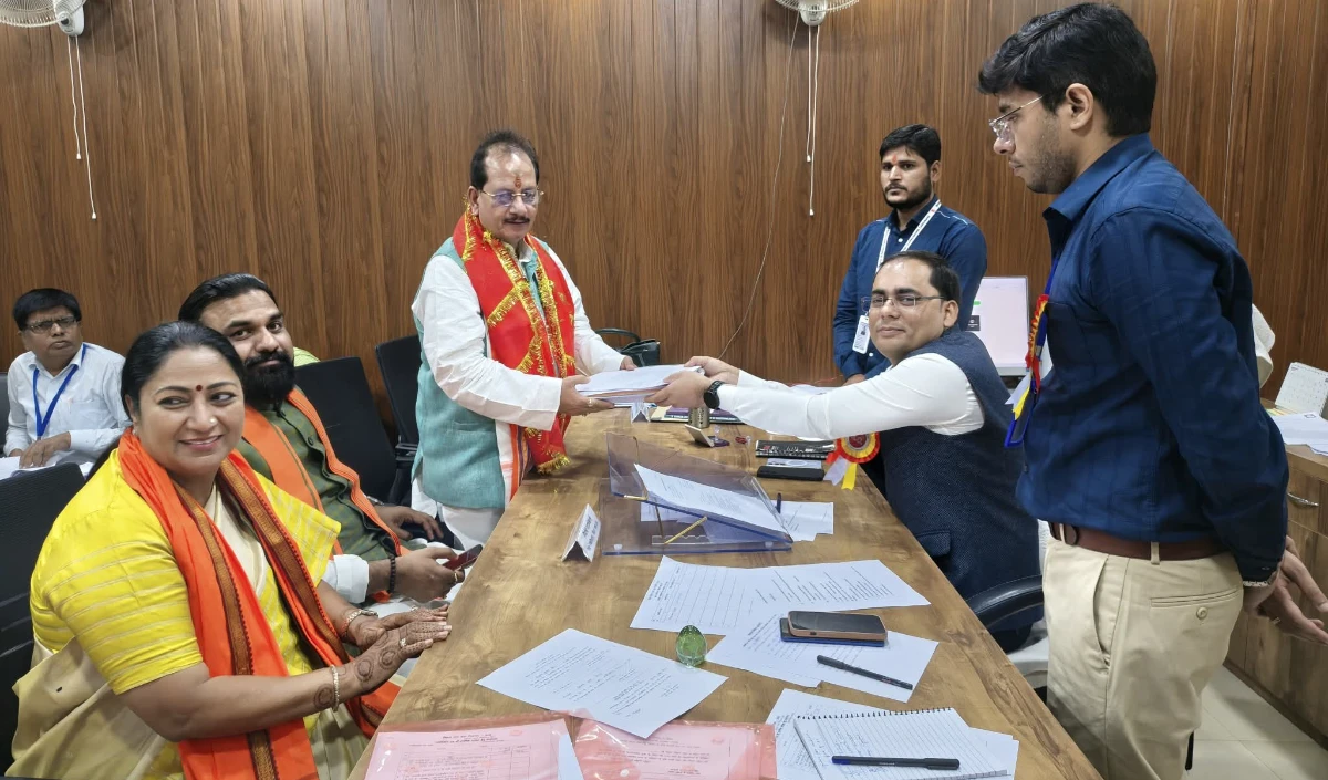 दिल्ली CM की मौजूदगी में विजय सिन्हा का नामांकन, बोले- बिहार में विकास तेज़, NDA की जीत तय