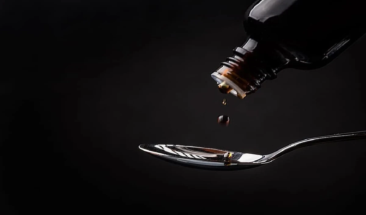 वाराणसी में छापेमारी के दौरान कोडिन युक्त प्रतिबंधित कफ सिरप की 93 हजार शीशियां बरामद