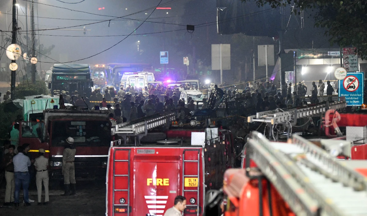 Delhi Bomb Blast | पीएम मोदी ने हालात का जायजा लिया, अमित शाह से की बात, ब्लास्ट के बाद दिल्ली हाई अलर्ट पर, सीमाओं पर कड़ी चौकसी, आतंकी एंगल की आशंका!