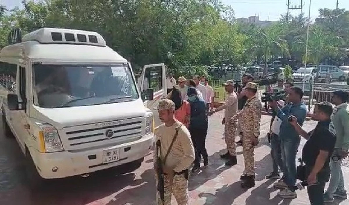 दिल्ली विस्फोट के बाद MP में सुरक्षा घेरा सख्त, चप्पे-चप्पे पर पुलिस की कड़ी नजर।