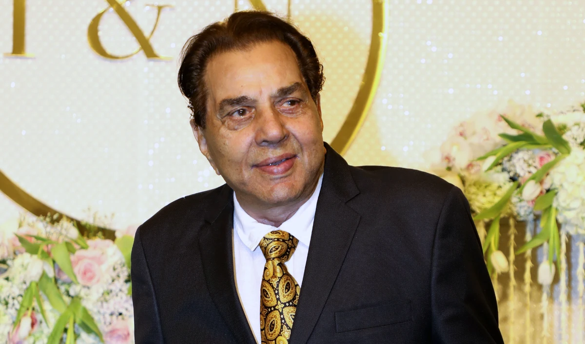 Dharmendra Dies at 89 | निधन की खबरों पर करण जौहर बोले ‘एक युग का अंत’, बॉलीवुड में शोक की लहर