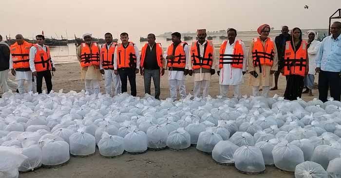 Ballia-शिवरामपुर घाट से गंगा में छोड़े गए 2 लाख मछलियों के फिंगरलिंग्स, जल्द बढ़ेगी मछलियों की संख्या