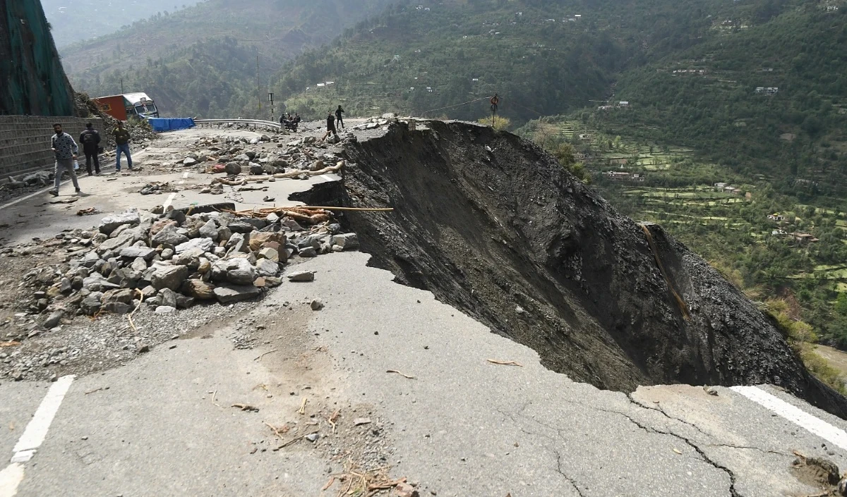 इंडोनेशिया के जावा में भूस्खलन का कहर, 6 की मौत, 17 अब भी लापता, दर्जनों घर जमींदोज