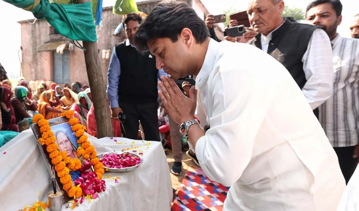 खाद संकट में मृतका भूरिया बाई के परिवार से मिलने पहुंचे केंद्रीय मंत्री सिंधिया