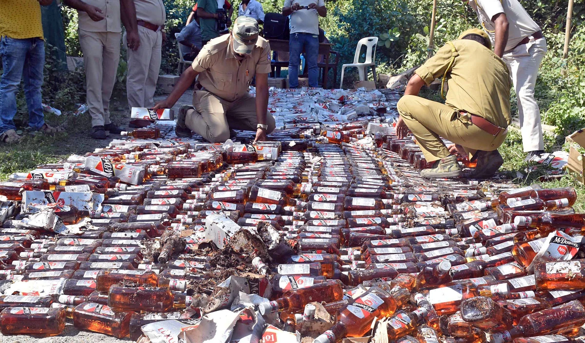 Meerut में अवैध शराब फैक्टरी का भंडाफोड़, छह गिरफ्तार और भारी मात्रा में नकली शराब जब्त