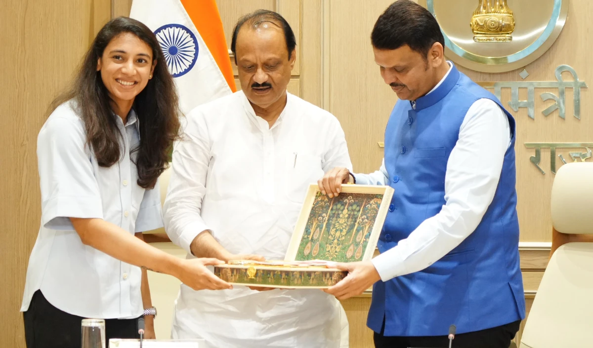 महिला विश्व कप विजेता बेटियों का महाराष्ट्र में सम्मान, CM फडणवीस बोले- भारत ने बदला इतिहास