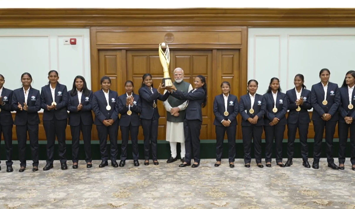 पीएम मोदी से मिलीं विश्व कप विजेता ब्लाइंड महिला क्रिकेट टीम, ट्रॉफी संग साझा कीं ऐतिहासिक पल, Video
