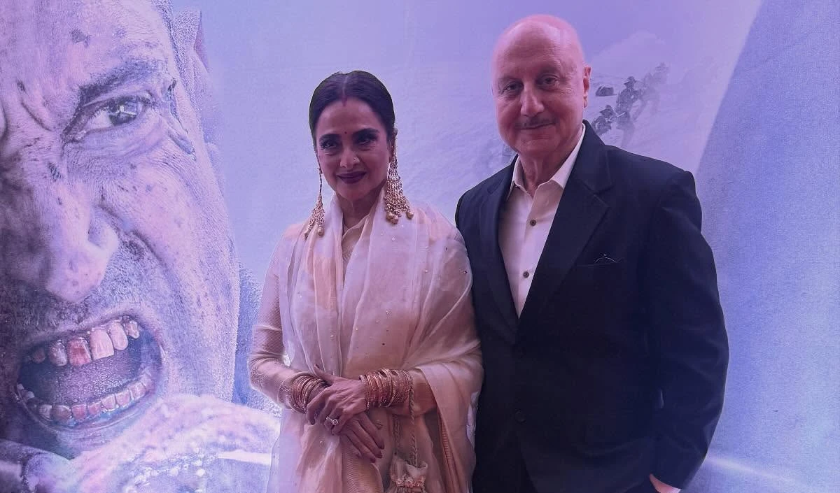 Anupam Kher ने Rekha के लिए लिखा दिल छू लेने वाला नोट, 120 बहादुर के प्रीमियर पर हुई खास मुलाकात, ‘अनंत सौंदर्य’ की उपमा