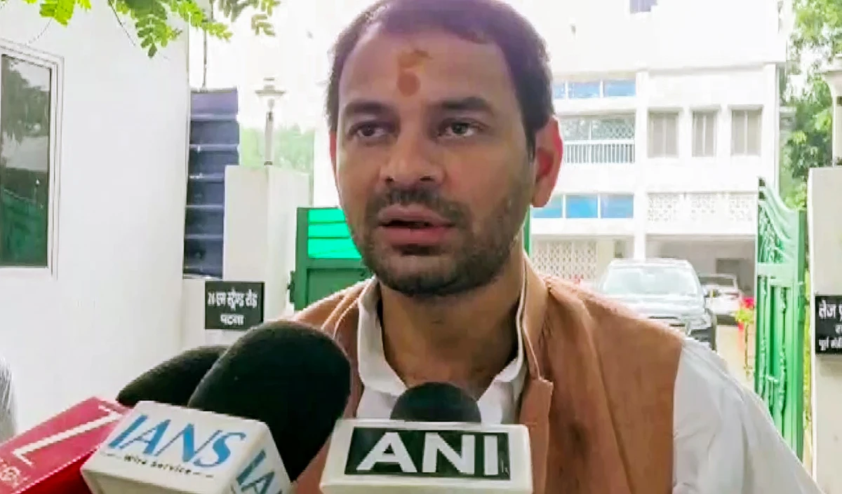 बिहार चुनाव में रोजगार पर वार: तेज प्रताप बोले- खेसारी कौन सी नौकरी देंगे, ‘नाचने वाले?’